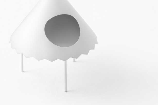 Tables that recall triangular curtains