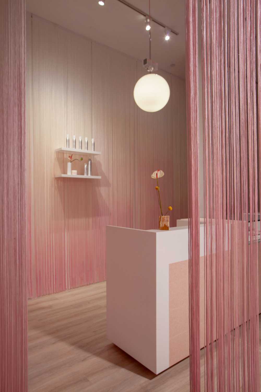 Negozio dall'interior bianco e rosa