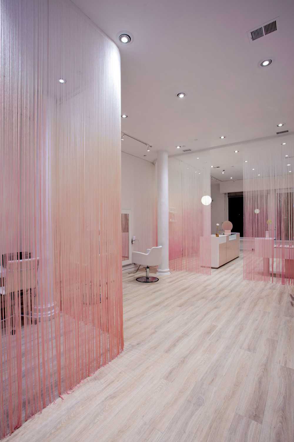Negozio dall'interior bianco e rosa