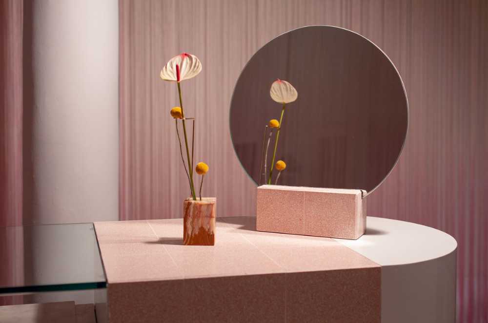 Negozio dall'interior bianco e rosa
