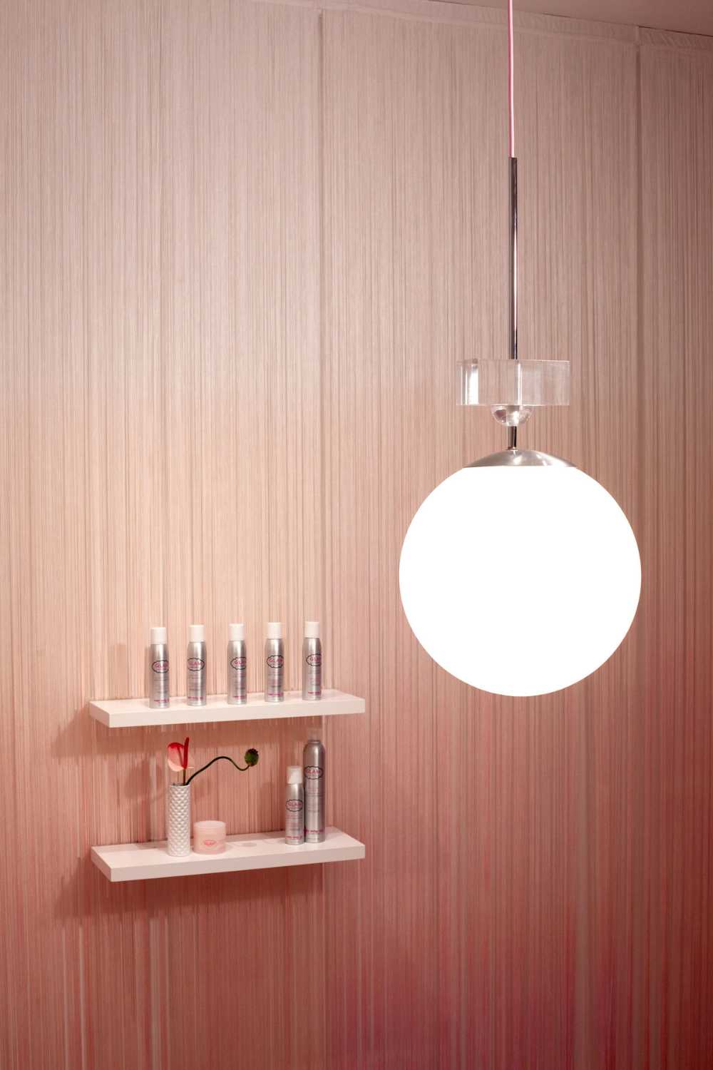 Negozio dall'interior bianco e rosa
