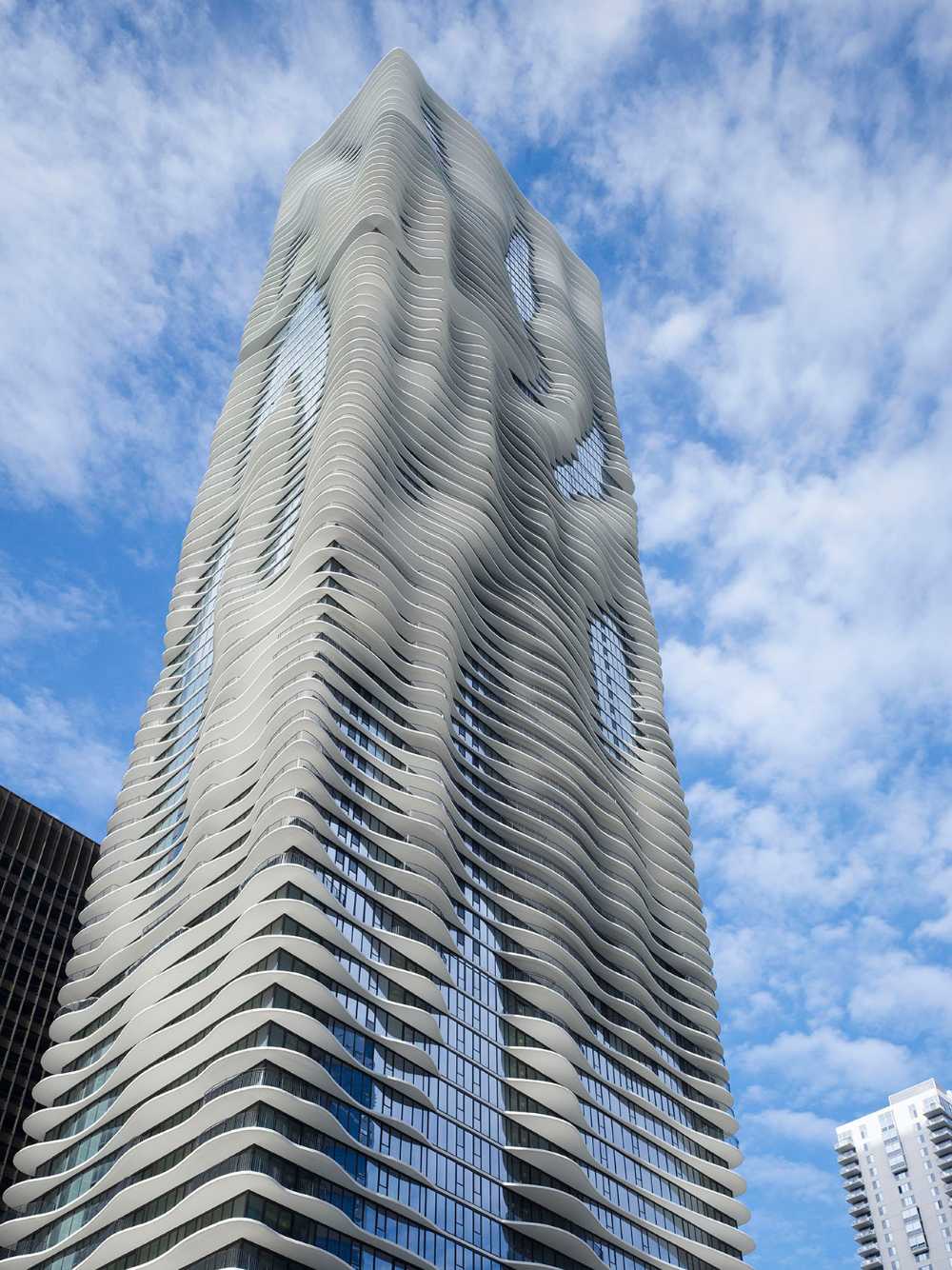 Chicago skyscraper with sinuous shapes