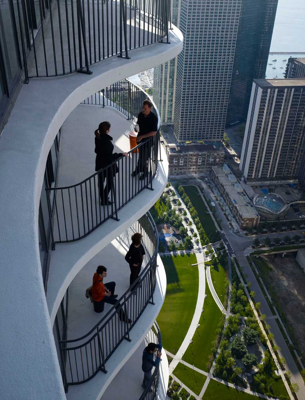 Chicago skyscraper with sinuous shapes