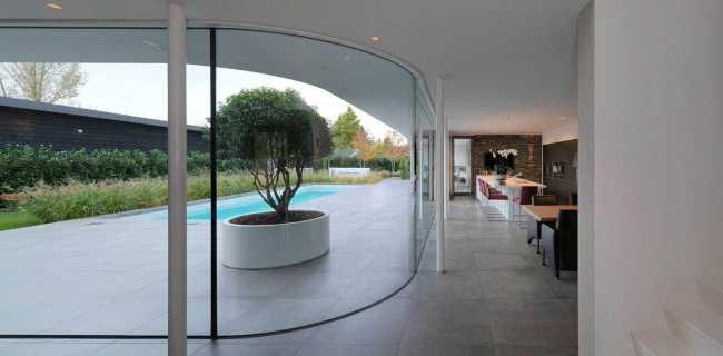 Facciate in vetro trasparente minimaliste