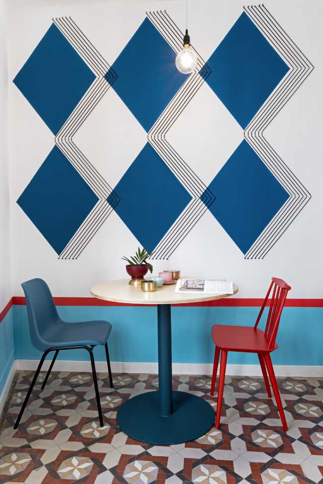 Tavolino con sedie e parete colorate