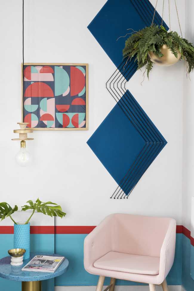 Poltrona e parete colorata