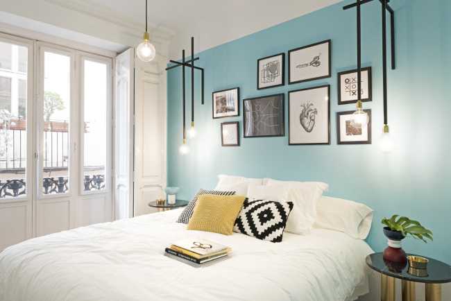 Camera da letto ostello con parete colorata