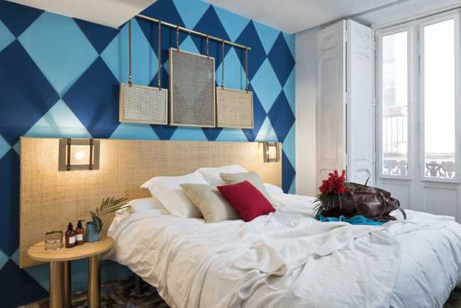 Camera da letto ostello con parete colorata