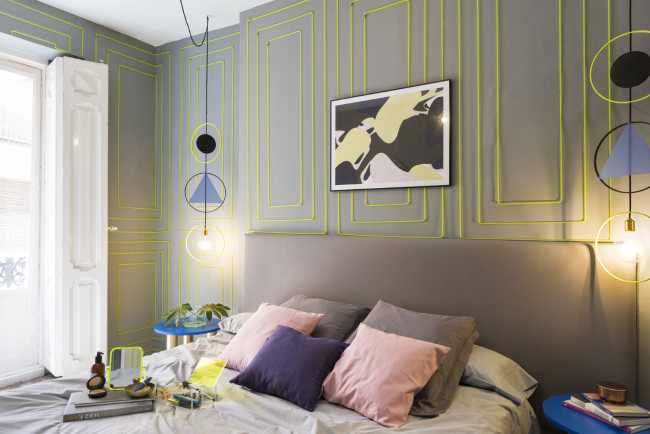 Camera da letto ostello con parete colorata