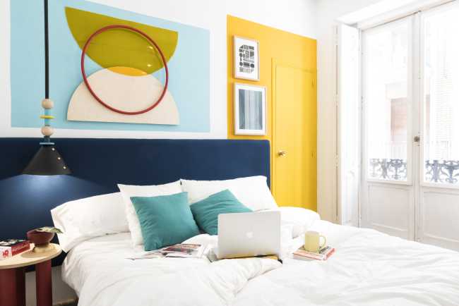 Camera da letto ostello con parete colorata