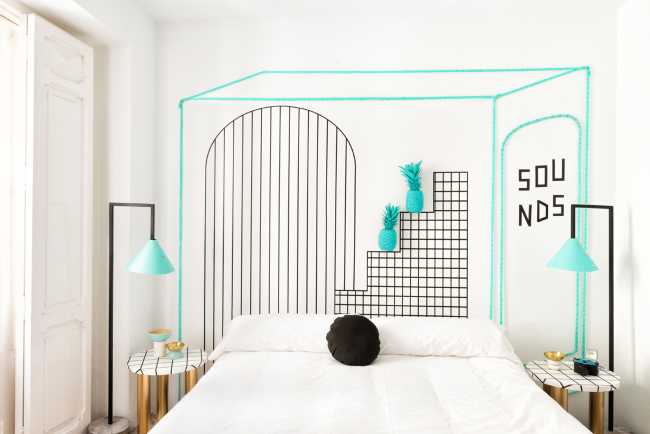 Camera da letto ostello con parete colorata