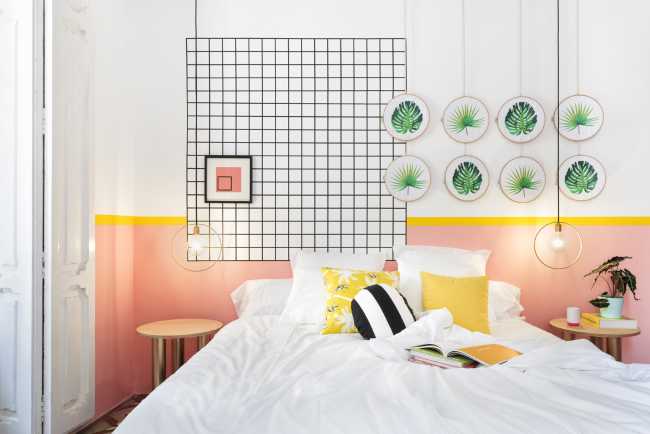 Camera da letto ostello con parete colorata e geometrica