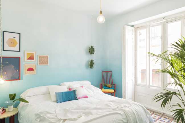 Camera da letto ostello con parete colorata