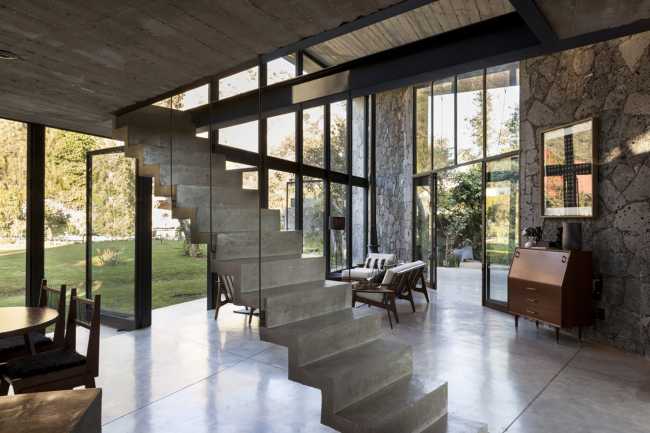 Villa de piedra cemento y vidrio