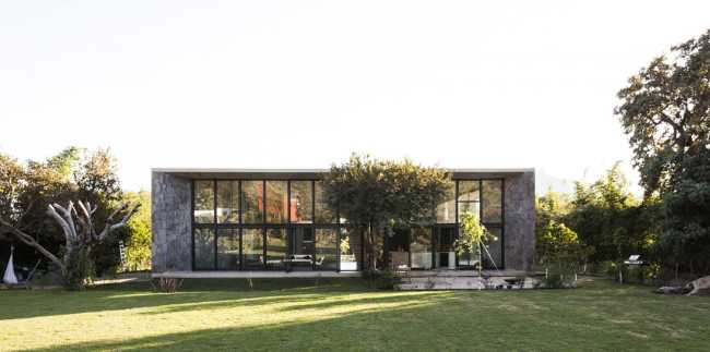 Villa de piedra cemento y vidrio