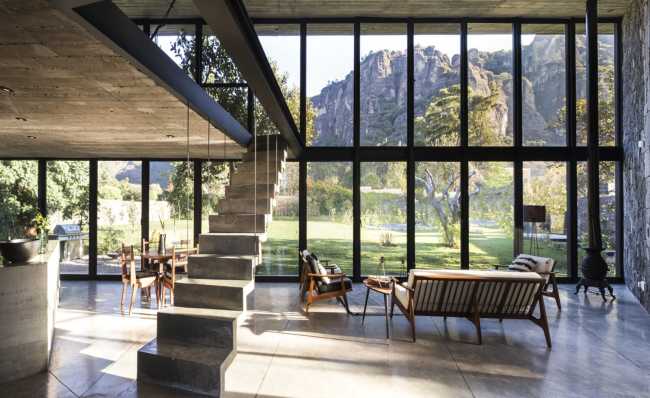 Escalera interior y acristalada