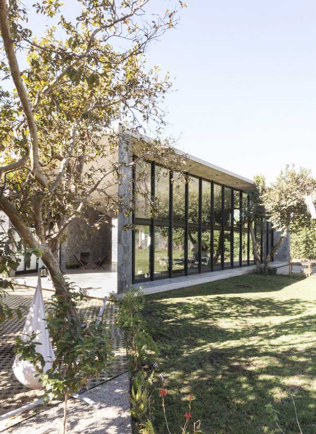 Gran acristalamiento que refleja la naturaleza