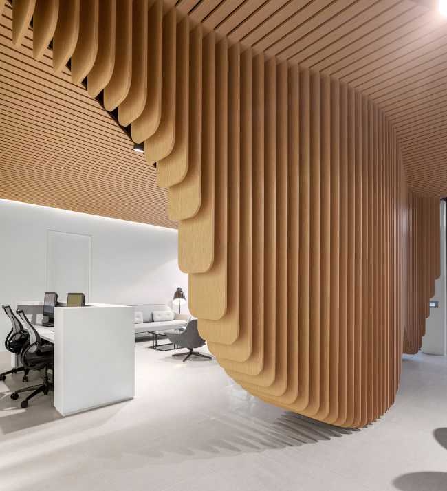 madera curvada en el diseño de interiores de una clínica dental