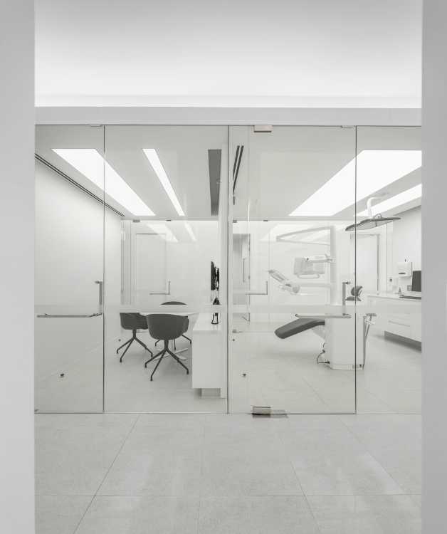 Interior blanco y vidrio