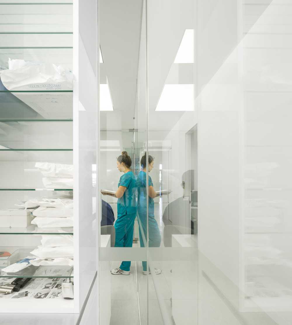 Diseño de madera interior para una clínica dental