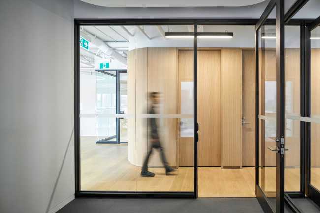 Interior con separadores transparentes