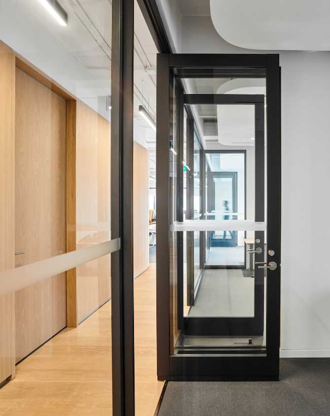 Interior con separadores transparentes