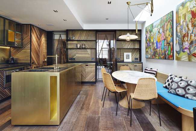 Cocina de oro y madera.