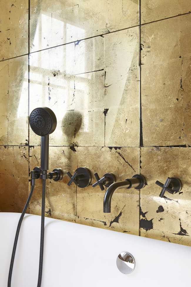 Detalle de baño de pared dorada