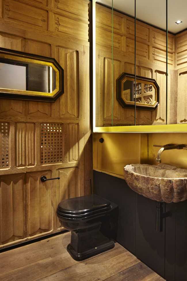 Baño de madera y oro.
