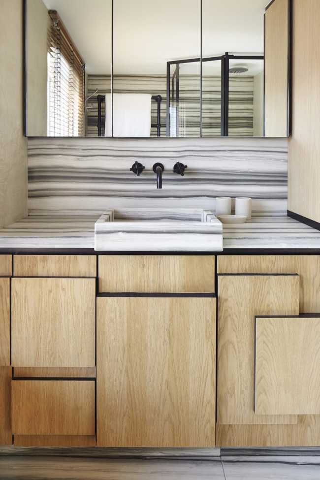 Baño de mármol y madera.