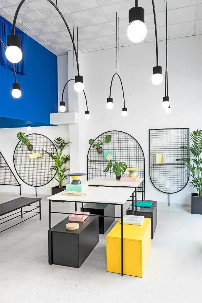 Tienda colorida para exposiciones de diseño