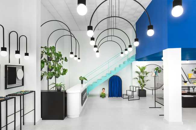 Tienda colorida para exposiciones de diseño