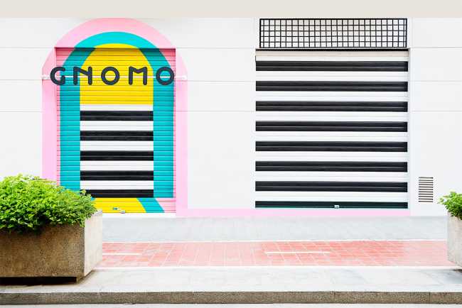 Tienda colorida para exposiciones de diseño