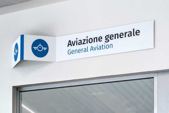 Visual identification of the airport