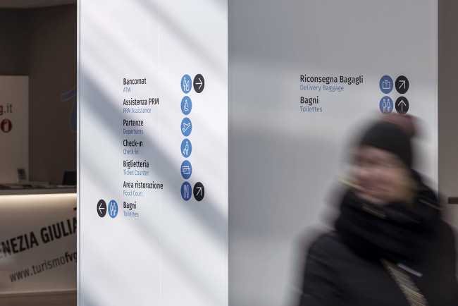 Visual identification of the airport
