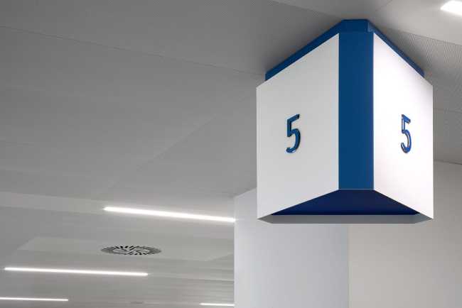 Visual identification of the airport