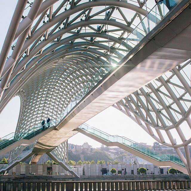 Ponte che unisce due quartieri in Georgia