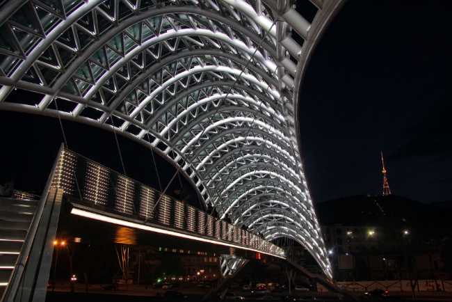 Illuminazione notturna di un ponte