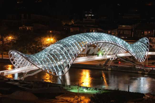 Illuminazione notturna di un ponte