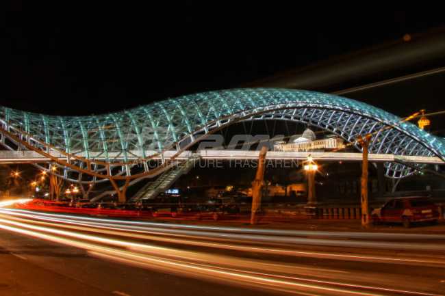 Illuminazione di un ponte in acciaio e vetro