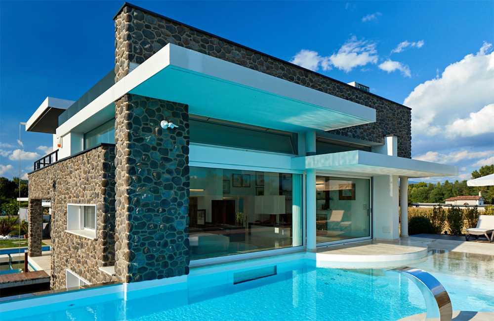 Riflessione dei pieni e dei vuoti sulla piscina a sfioro