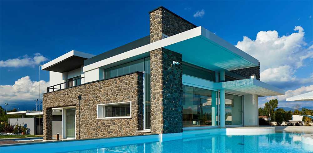 Riflessione dei pieni e dei vuoti sulla piscina a sfioro