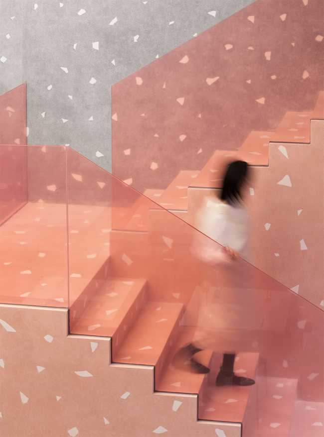 Cuerpo escalera rosa con cristal de colores