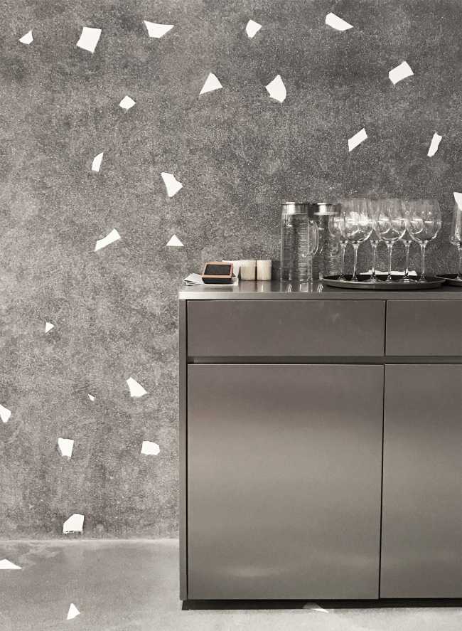 Pared y móvil de metal gris