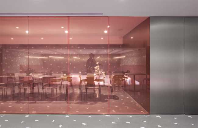 Restaurante rosa y gris