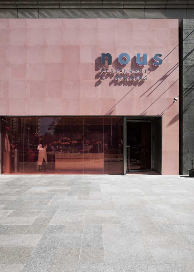 Restaurante rosa y gris