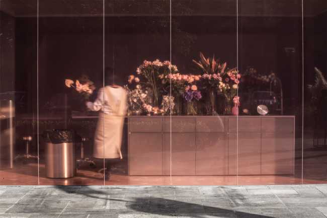 Restaurante rosa y gris