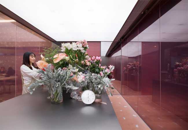 Restaurante rosa y gris