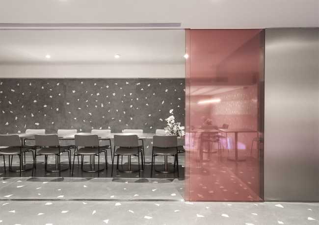 Restaurante rosa y gris