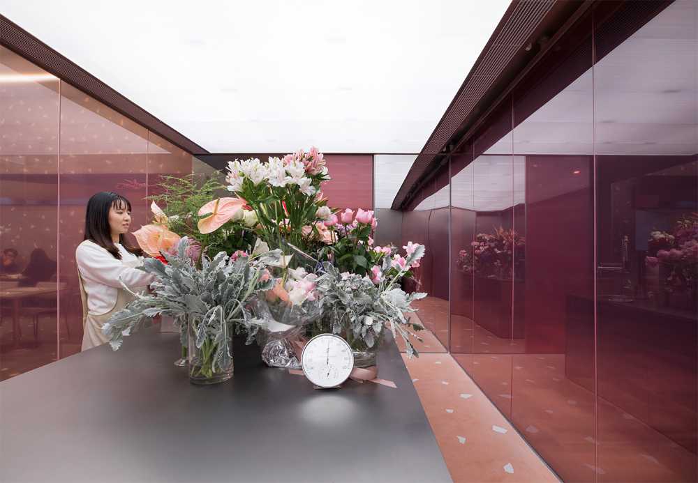 Cuerpo escalera rosa con cristal de colores